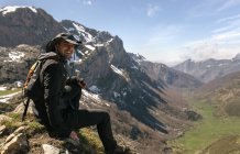 Heureux homme assis sur le sommet de la montagne, Espagne, Asturies, Somiedo — Photo de stock
