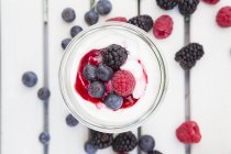 Стакан греческого йогурта с ягодами — стоковое фото