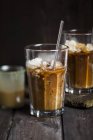 Вьетнамский кофе со льдом со сгущенным молоком в стаканах — стоковое фото
