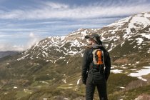 Uomo escursioni in montagna, Spagna, Asturie, Somiedo — Foto stock