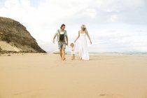 Feliz Família Caminhando Juntos na Praia — Fotografia de Stock