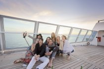 Gruppo di amici che si fanno dei selfie in crociera — Foto stock