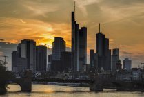 Німеччина, Гессен, Франкфурт, фінансового району на заході сонця, башта 185, Commerzbank, Helaba та Старого мосту — стокове фото
