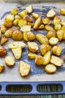 Смажені роздвоєна картоплі на лоток випічки — стокове фото