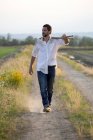Junger Mann läuft auf Feldweg — Stockfoto