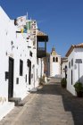 Spagna, Isole Canarie, Fuerteventura, Betancuria, vicolo con Chiesa di Santa Maria de Betancuria e architettura tipica della regione — Foto stock