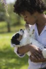 Donna che tiene il cane in braccio — Foto stock