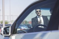 Empresário carro de abertura — Fotografia de Stock