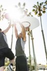 Zwei junge Männer spielen Basketball auf dem Außenplatz — Stockfoto