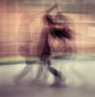 Silhouette di una coppia di ballerini in movimento — Foto stock