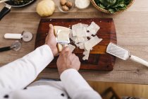 Шеф-кухар готує начинка для Равіолі, фрагментування сир пармезан — стокове фото