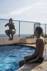 Два хлопчика весело у басейну — стокове фото