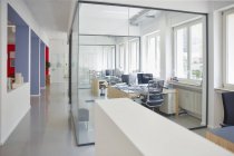 Interno di ufficio moderno lucente con computer — Stock Photo
