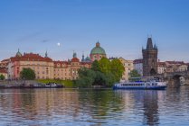 Чехия, Острава, церковь Святого Франциска и вид на Карлов мост — стоковое фото