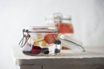 Збереження jar охолодження води ароматизований з різних фруктів — стокове фото