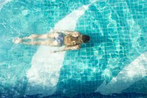 Vista posteriore della donna che si tuffa in una piscina — Foto stock