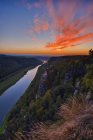 Alemanha, Saxônia, Saxônia Suíça Parque Nacional, Elba Montanhas de arenito, Vista de Bastei para o rio Elba ao pôr do sol — Fotografia de Stock