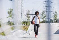 Giovane donna con basket nello skatepark — Foto stock