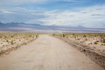 Чили, San Pedro de Atacama, empty dirt road — стоковое фото