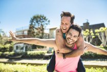 Hombre llevando novio a cuestas - foto de stock