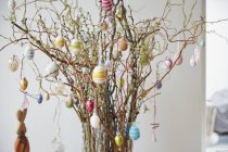 Primer plano del ramo de Pascua decorado con huevos - foto de stock
