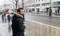 Великобританія, Лондон, людина з каву йти і сигарет на чорний день — стокове фото