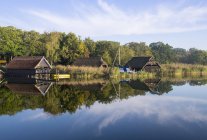 Alemanha, Fischland-Darss-Zingst, Prerow, Prerowstrom, cabanas de pesca sobre a água — Fotografia de Stock