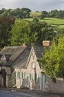 Vecchie case in Church Street con colline sullo sfondo, Hay-on-Wye, Galles, Regno Unito — Foto stock