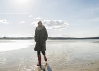 Mujer caminando en la playa en retroiluminación, Francia, Bretagne, Finistere, península de Crozon - foto de stock