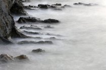 Образотворче мистецтво фотографії каменів в туман — стокове фото
