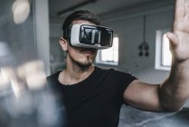 Man wearing virtual reality glasses — Stock Photo