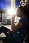 Жіночий боксер, приймаючи відпочинок і питної води — стокове фото