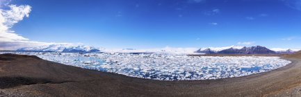 Исландия, Национальный парк Vatnajoekull, Панорамный снимок ледяной лагуны Jokulsarlon, айсберги — стоковое фото