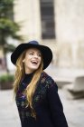 Retrato de la joven que ríe con sombrero azul - foto de stock