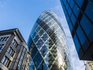 Reino Unido, Londres, Cidade de Londres, vista para 30 St Mary Axe no distrito financeiro — Fotografia de Stock