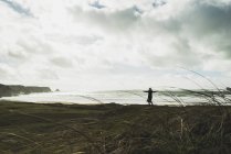 Donna in piedi sulla costa con le braccia tese, Francia, Bretagne, Finistere, penisola di Crozon — Foto stock
