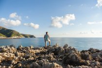 Spain, Majorca, Jogger standing on rocky coast — Stock Photo