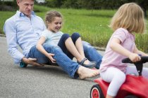 Padre e figlia longboarding in giardino — Foto stock