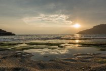 Grecia, Creta, Ammoudi, playa al atardecer - foto de stock