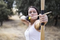Молодая спортивная стрелка с луком — стоковое фото