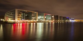 Innenhafen mit Bürogebäuden und Restaurants in der Nacht, Düsseldorf, Nordrhein-Westfalen, Deutschland — Stockfoto