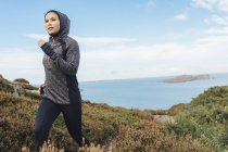 Irland, howth, Frau läuft auf Küstenpfad — Stockfoto