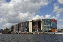 Países Bajos, Amsterdam, Conservatorio contra el agua - foto de stock