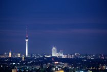 Vista de Rudow para a torre de televisão iluminada em Berlin-Mitte, Berlim, Alemanha — Fotografia de Stock