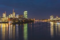 Alemania, Frankfurt, vista a Westhafen y horizonte por la noche - foto de stock
