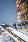 Allemagne, Berlin, Potsdamer Platz, homme d'affaires en attente dans la soirée — Photo de stock