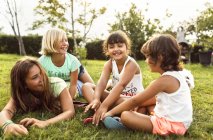 Grupo de cuatro niñas divirtiéndose al aire libre - foto de stock