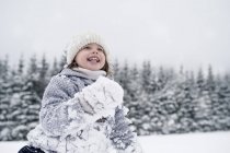 Chica feliz en el paisaje de invierno - foto de stock