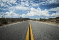 USA, California, strada nel Parco Nazionale di Joshua Tree — Foto stock
