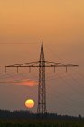 Alemania, Baviera, pilón eléctrico y sol de noche - foto de stock